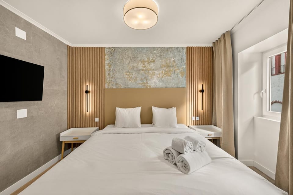 Bed, TV and multimedia, Bedroom, towels