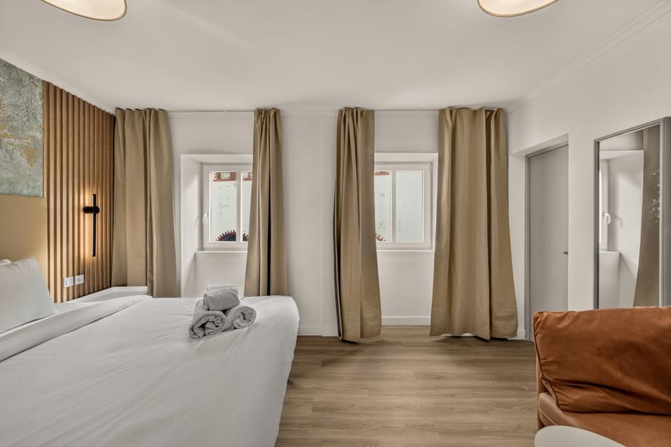 Bed, Bedroom, towels