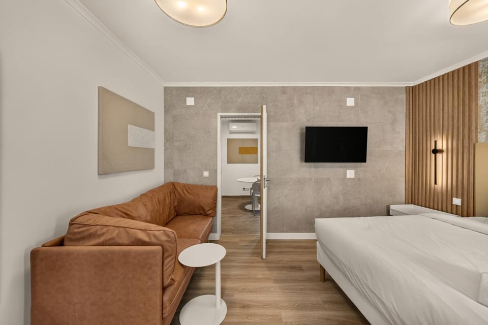 Bed, TV and multimedia, Bedroom