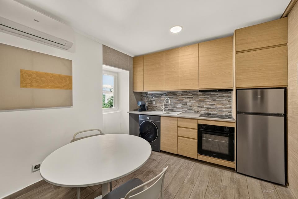 Kitchen or kitchenette, Dining area, oven, stove, washing machine