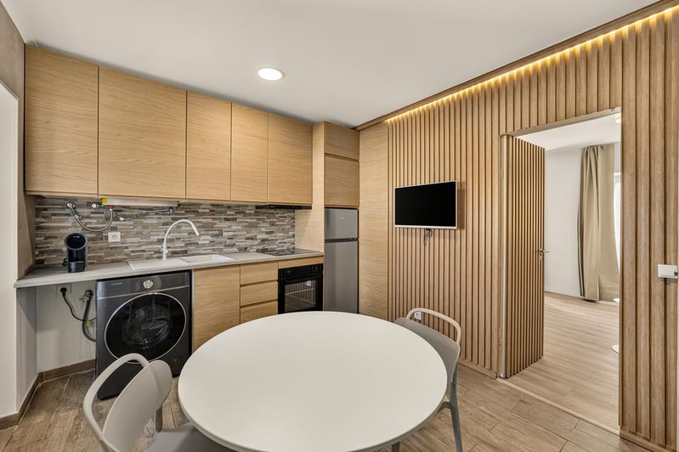 TV and multimedia, Kitchen or kitchenette, Dining area, stove