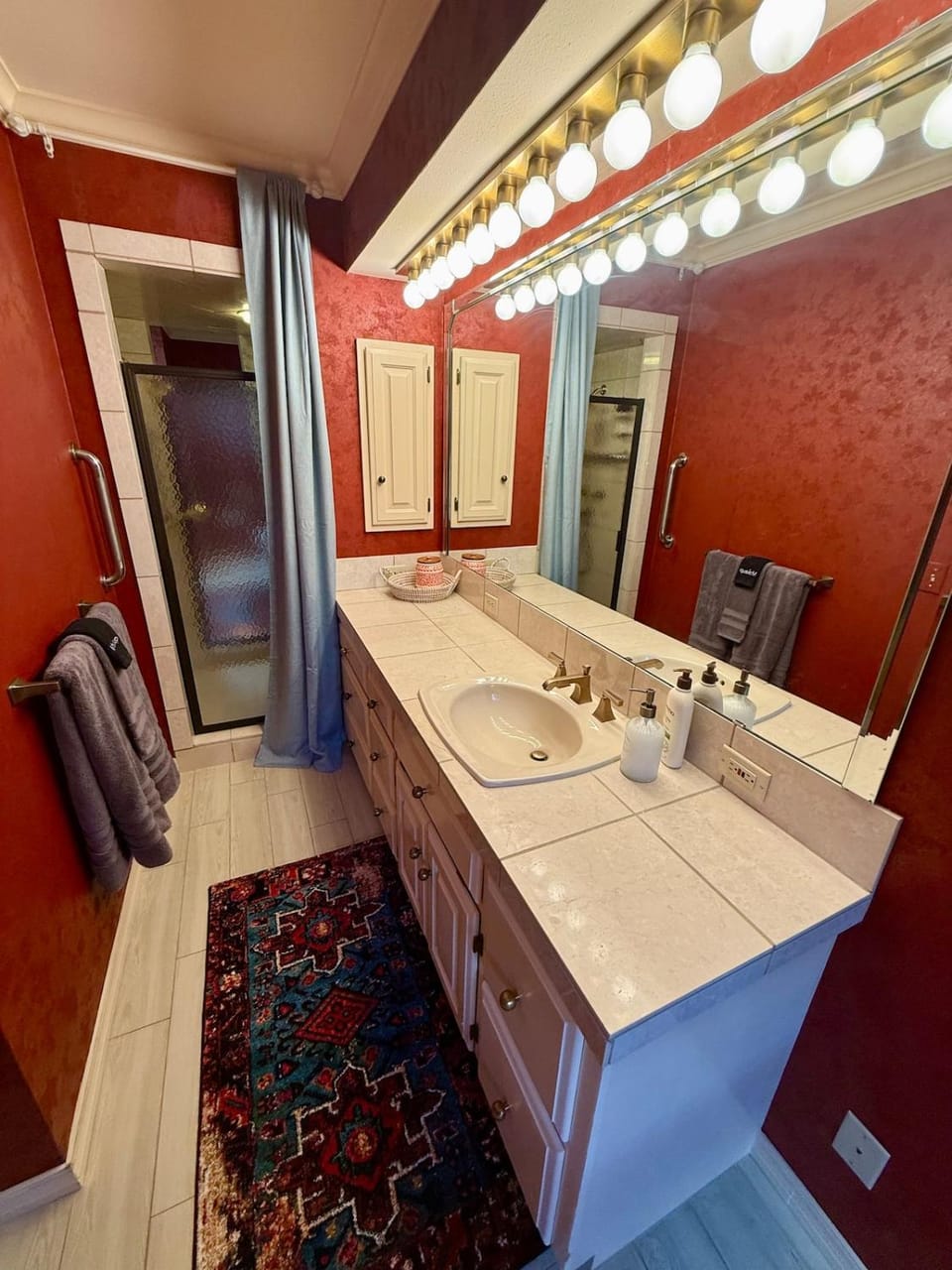Bathroom, towels