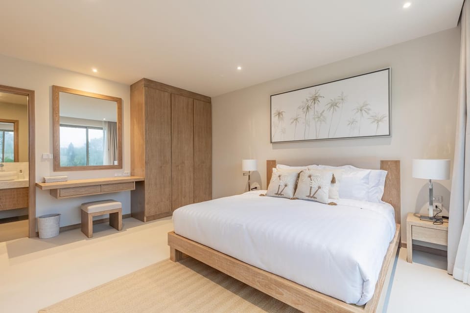 Bed, Photo of the whole room, Seating area, Bedroom, wardrobe