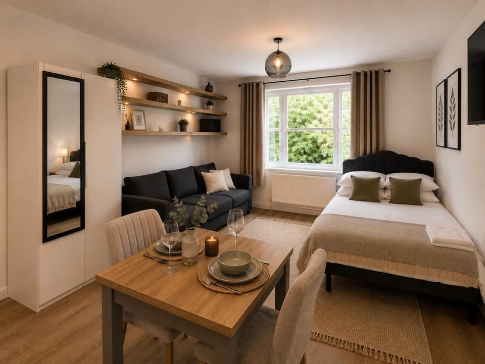 Bed, TV and multimedia, Living room, Photo of the whole room, Seating area, Dining area, Bedroom
