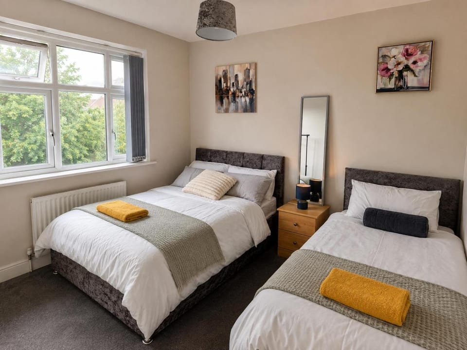 Bed, View (from property/room), Photo of the whole room, Bedroom, Garden view, towels