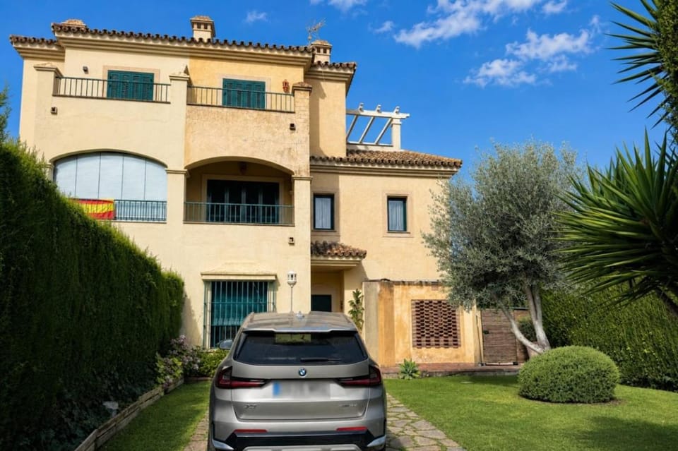 Villa El Casar, 5 Bedrooms, Garden & Pool Villa in Andalusia