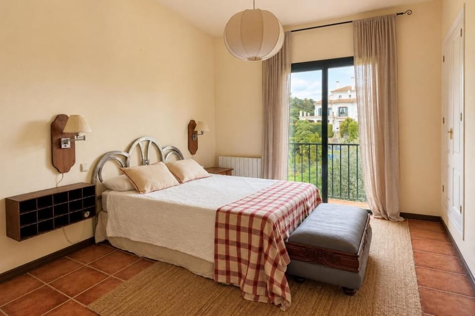Villa El Casar, 5 Bedrooms, Garden & Pool Villa in Andalusia
