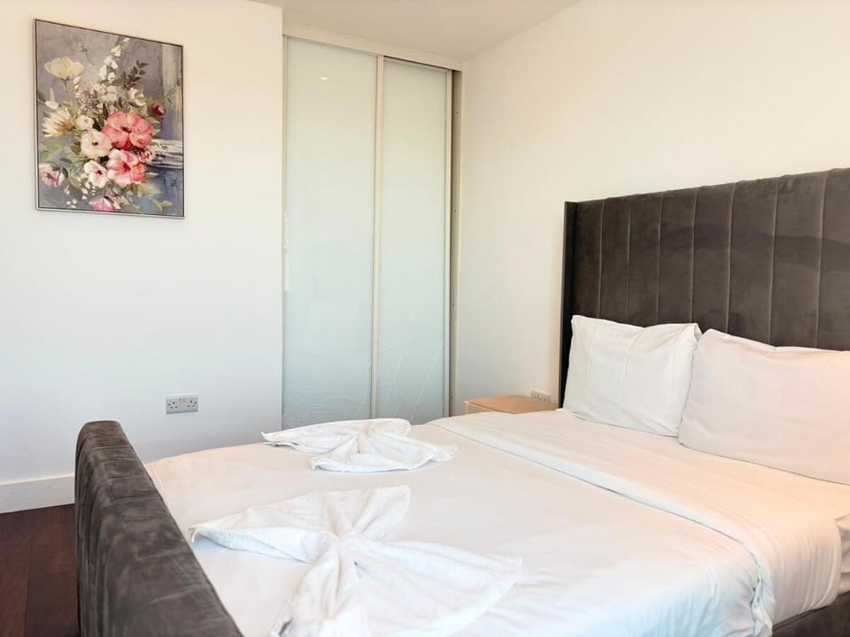 Panoramic Views, 2 BHK Sleep 6, 2 min to Colliers Wood Station, BP108 Apartment in London