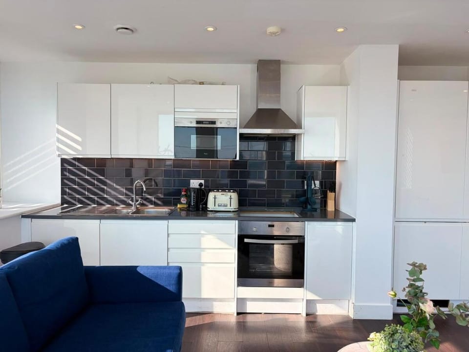 Panoramic Views, 2 BHK Sleep 6, 2 min to Colliers Wood Station, BP108 Apartment in London