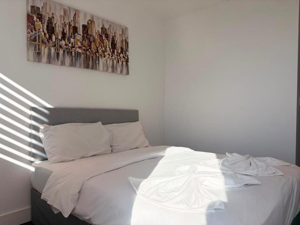 Panoramic Views, 2 BHK Sleep 6, 2 min to Colliers Wood Station, BP108 Apartment in London