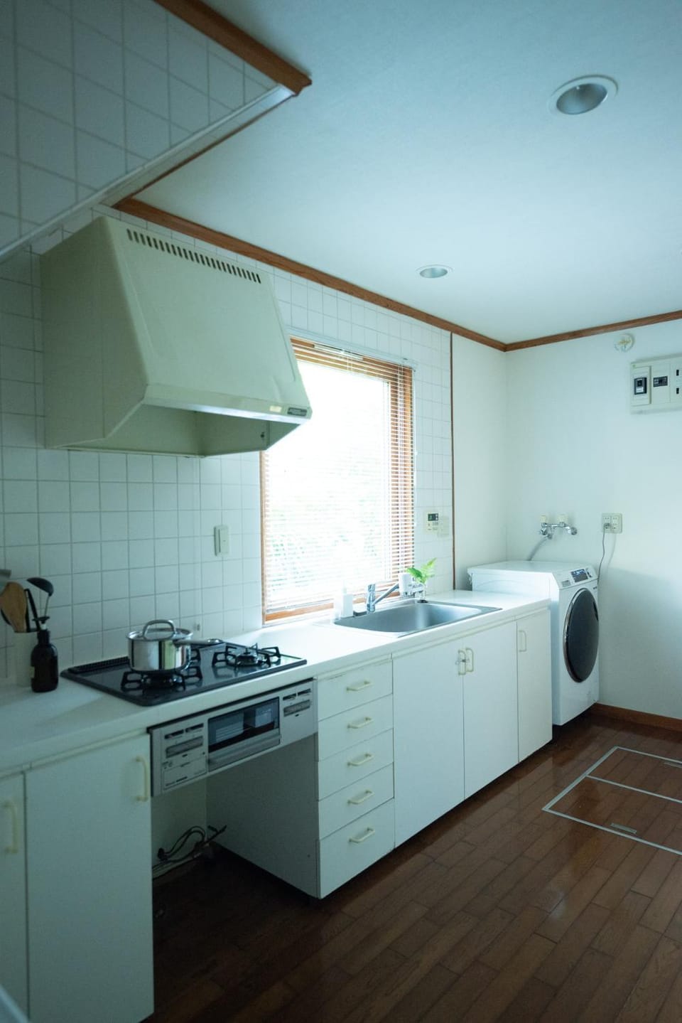 Kitchen or kitchenette, stove, washing machine