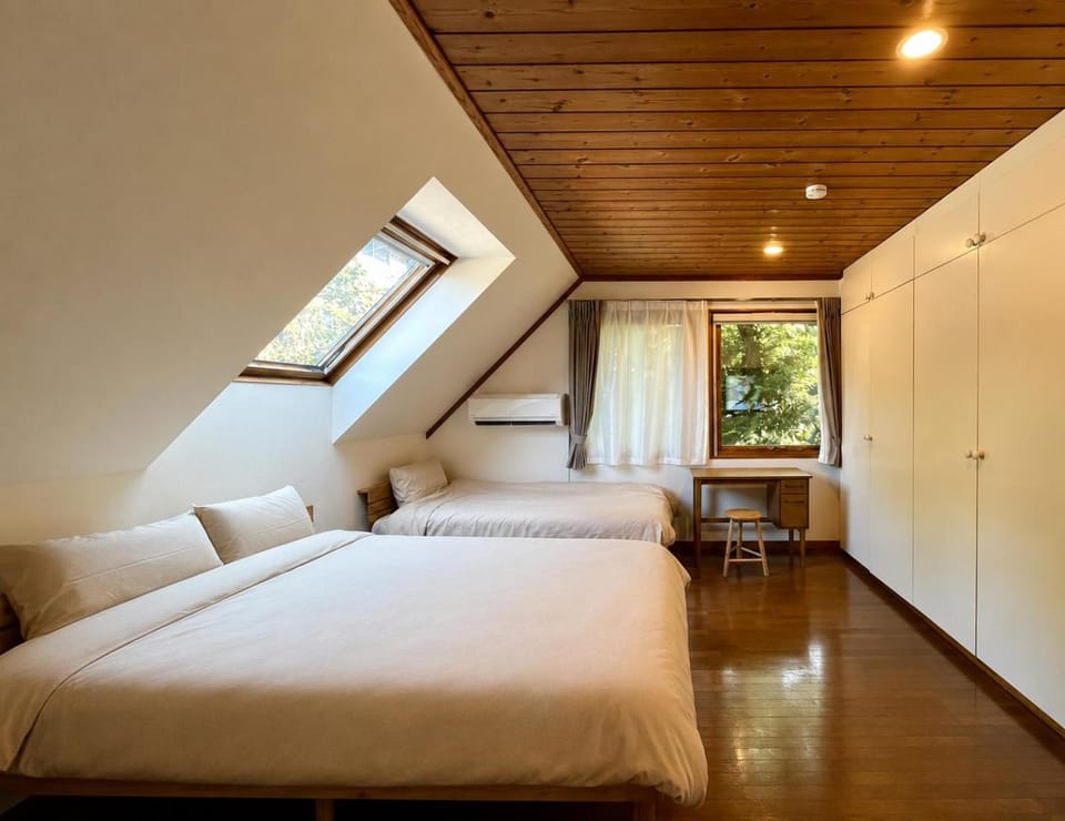 Bed, Photo of the whole room, Bedroom