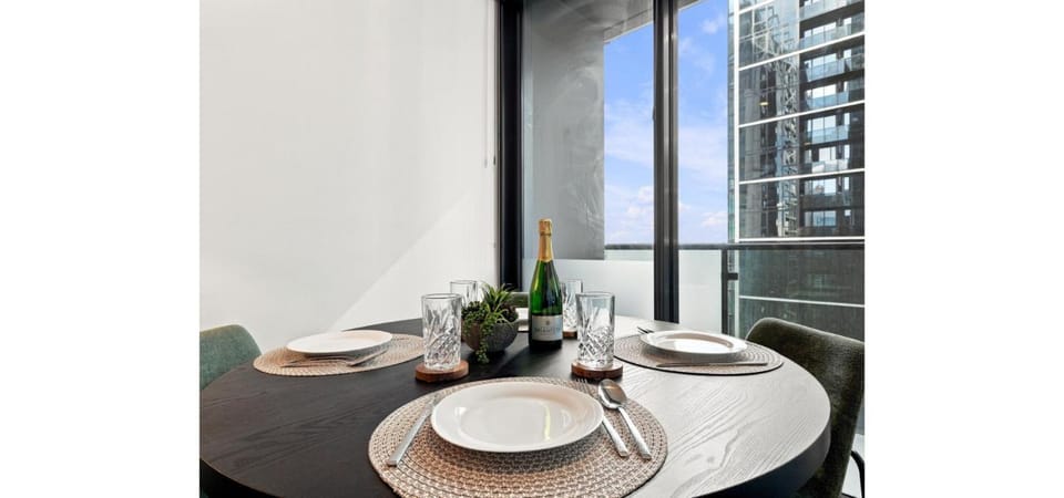 Luxury High-Rise Escape 2 Bed 2 Bath Free Secure Parking Pool & Gym Heart of Southbank Apartment in Southbank