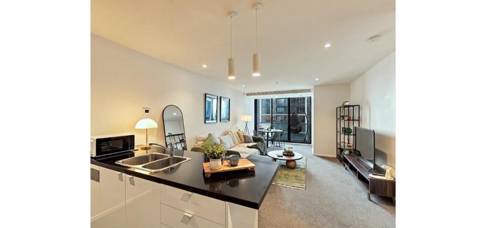 Luxury High-Rise Escape 2 Bed 2 Bath Free Secure Parking Pool & Gym Heart of Southbank Apartment in Southbank