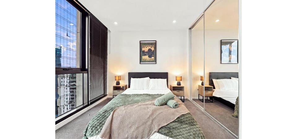 Luxury High-Rise Escape 2 Bed 2 Bath Free Secure Parking Pool & Gym Heart of Southbank Apartment in Southbank