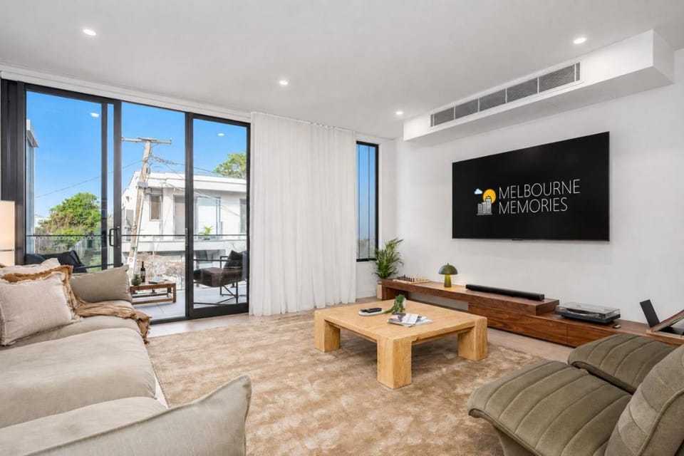 Communal lounge/ TV room, TV and multimedia, Living room, Seating area, Evening entertainment