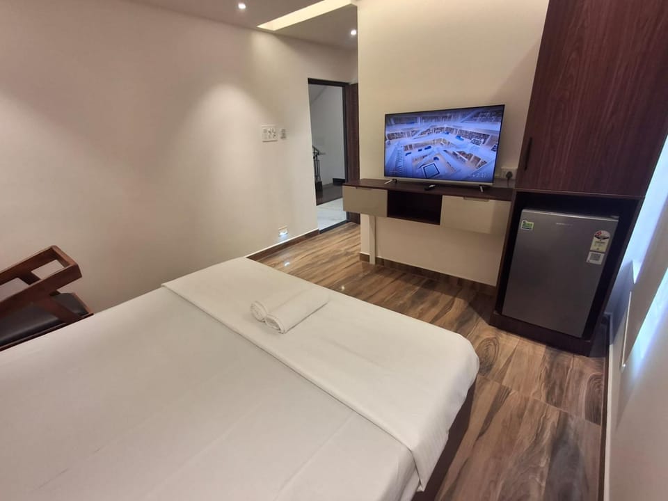 Bed, TV and multimedia, Bedroom