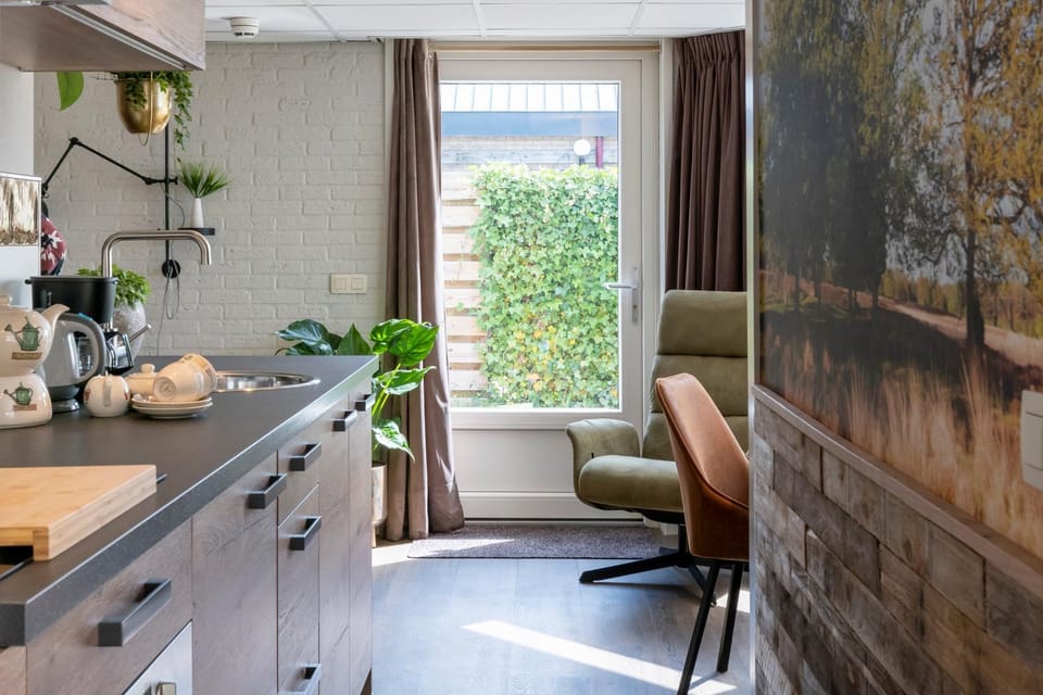 Kitchen or kitchenette, Living room, Seating area, Dining area