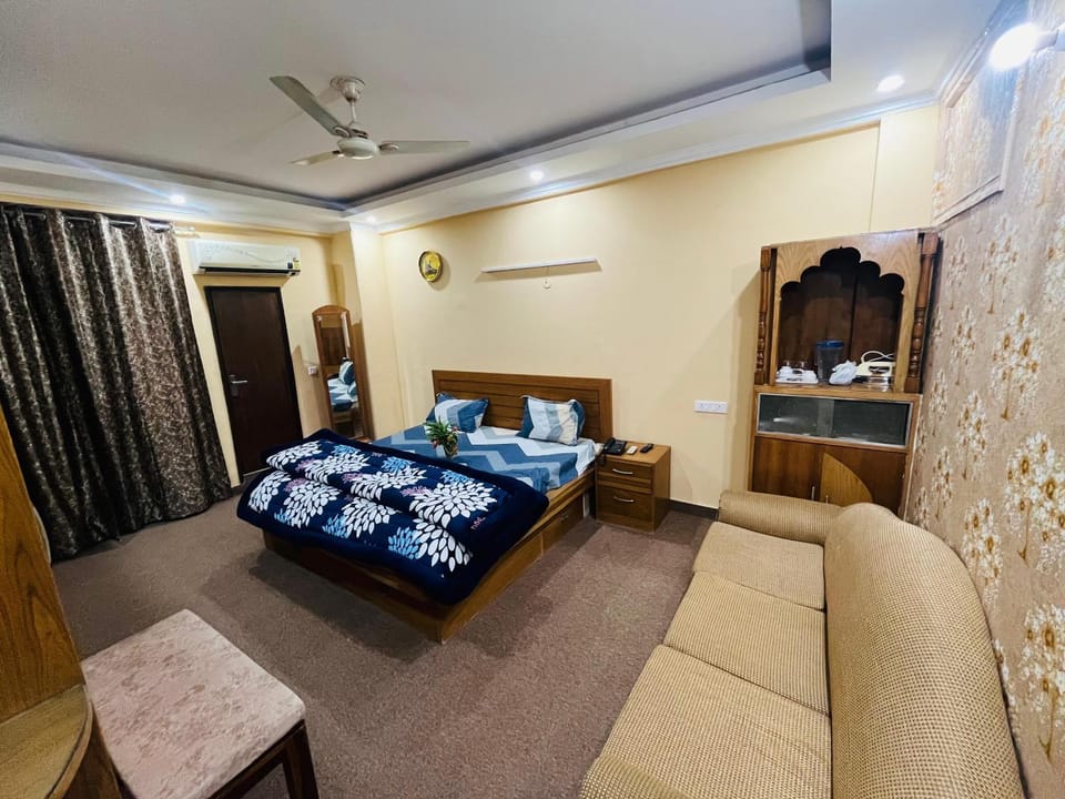 Bed, TV and multimedia, Living room, Photo of the whole room, Seating area, Bedroom, towels, air conditioner