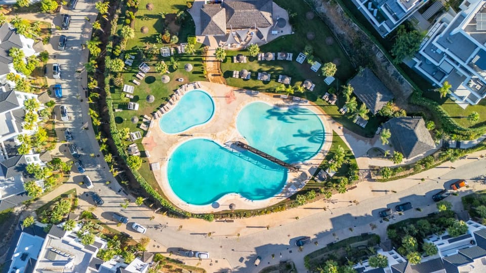 Property building, Neighbourhood, Bird's eye view, City view, Pool view, Swimming pool, Location