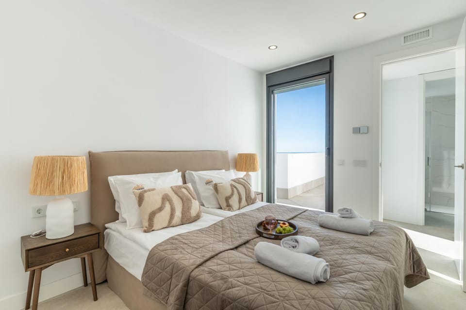 Bed, Photo of the whole room, Seating area, Bedroom, towels