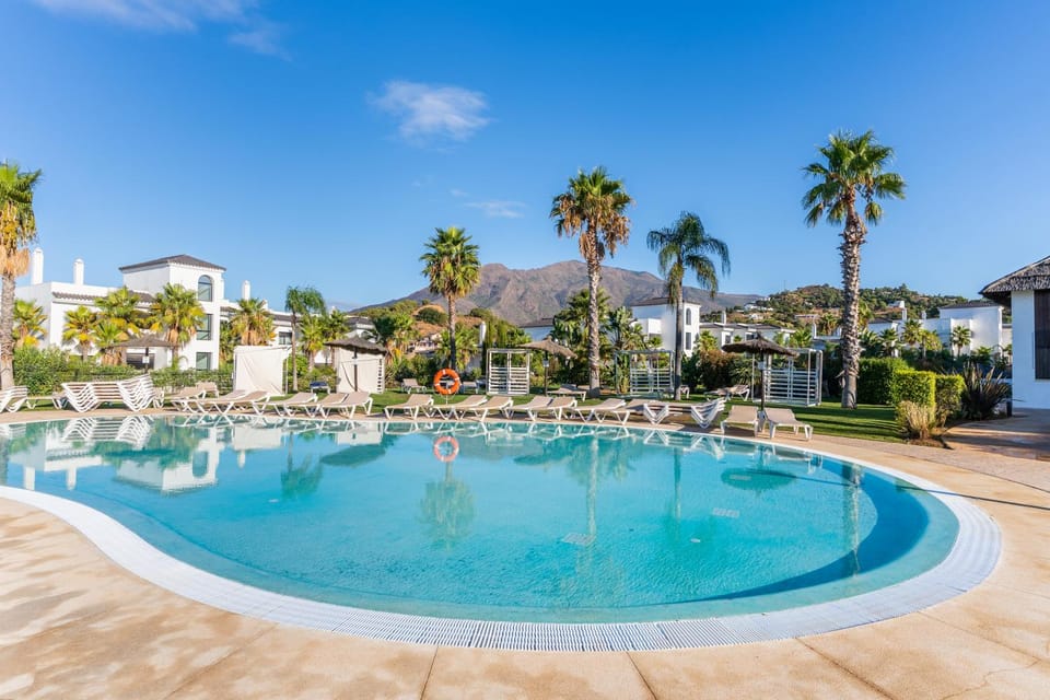 Property building, Nearby landmark, Day, Pool view, Swimming pool, sunbed