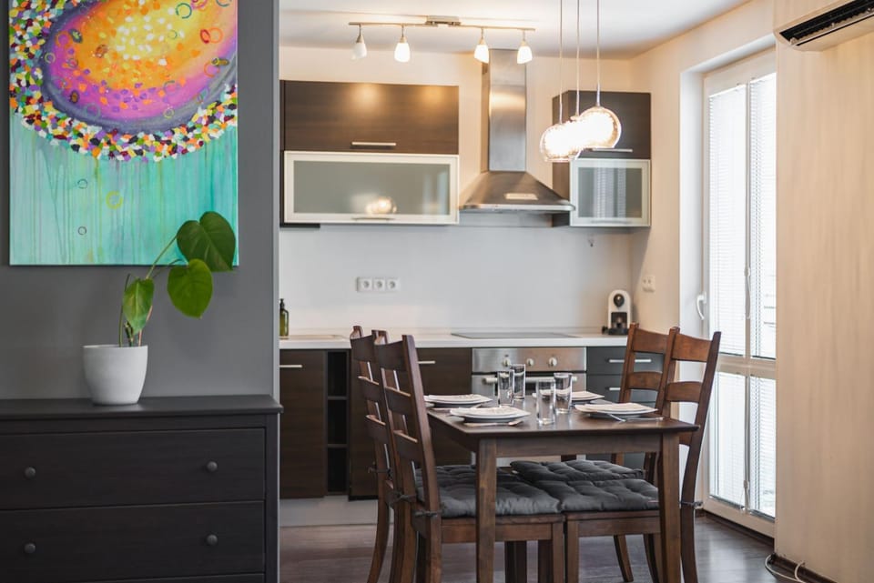 Kitchen or kitchenette, Seating area, Dining area