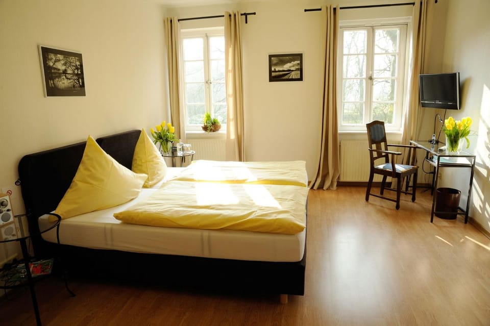 Bed, Photo of the whole room, Seating area, Bedroom