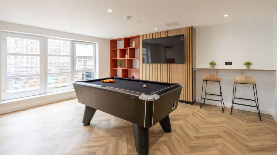 Billiard, Game Room