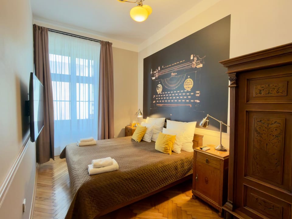 Bed, TV and multimedia, Photo of the whole room, Bedroom, towels