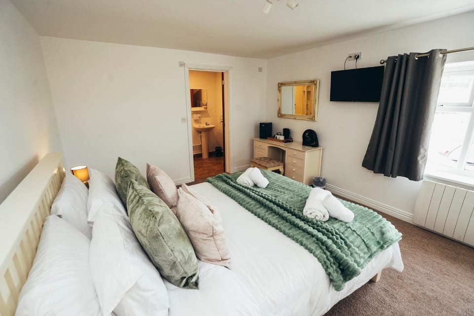 Bed, TV and multimedia, Bedroom