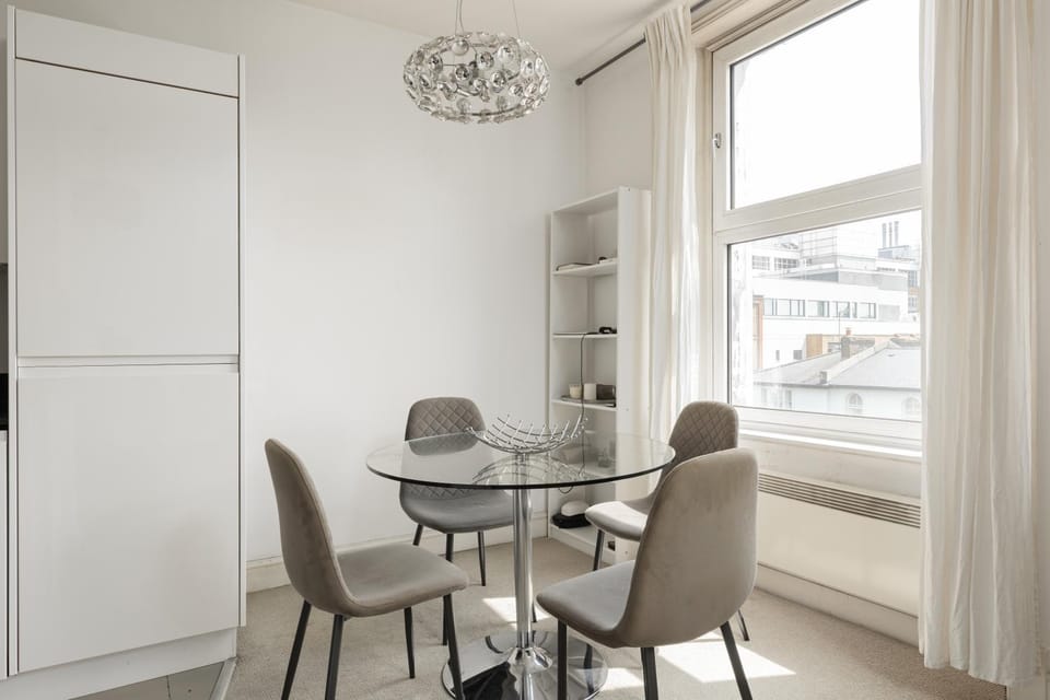 Bright 2BR Flat in Chelsea Apartment in City of Westminster