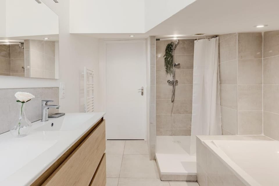 L'Élégant Bright 4-room apartment 3 bedrooms 5 people Apartment in Auvergne-Rhône-Alpes