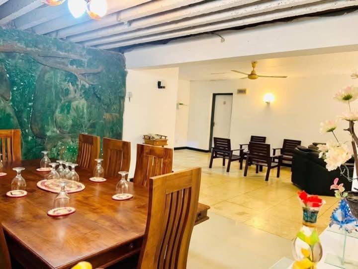 Royal Inn Anuradhapura Bed and Breakfast in Sri Lanka