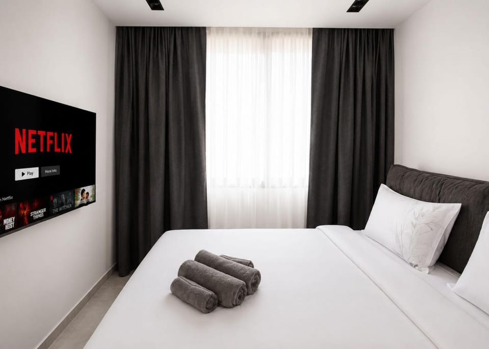 Bed, TV and multimedia, Photo of the whole room, Bedroom, towels