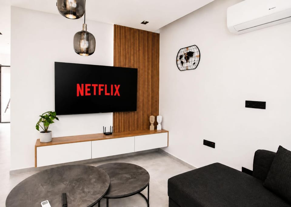 Communal lounge/ TV room, Communal lounge/ TV room, TV and multimedia, Living room, Seating area, Evening entertainment, air conditioner