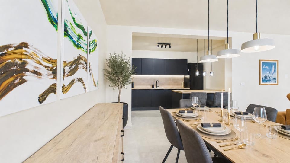 Kitchen or kitchenette, Dining area