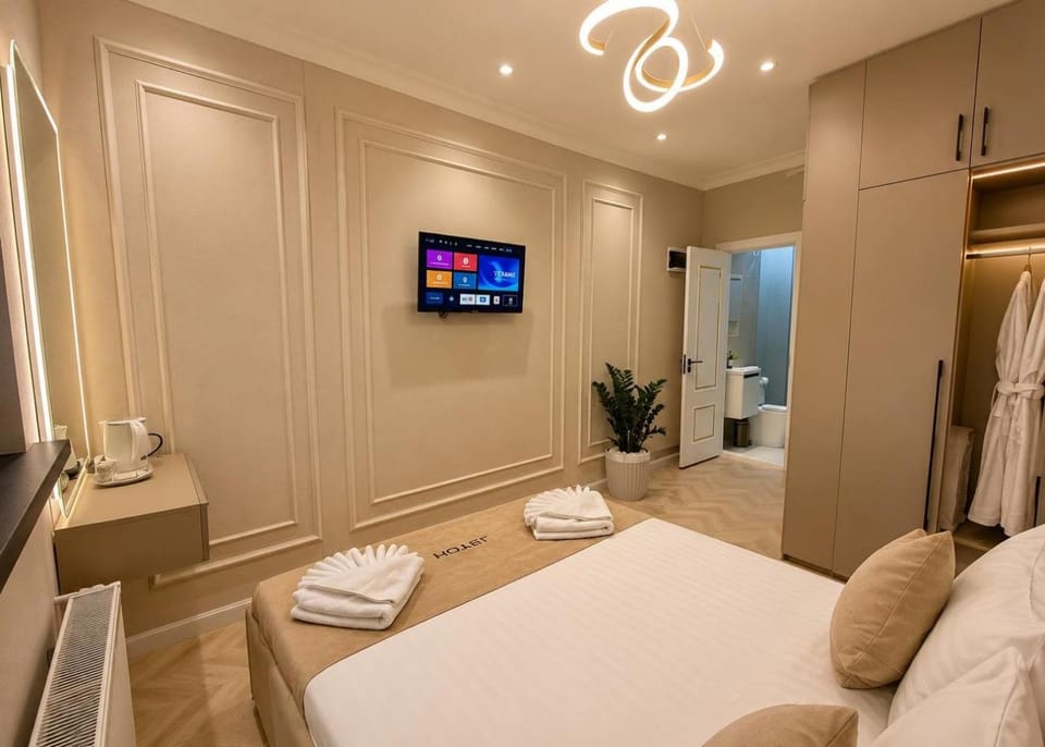 Bed, Bathroom, TV and multimedia, Photo of the whole room, Bedroom, towels, wardrobe