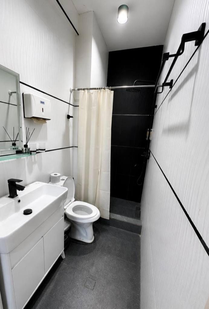 Shower, Toilet, Bathroom, towels