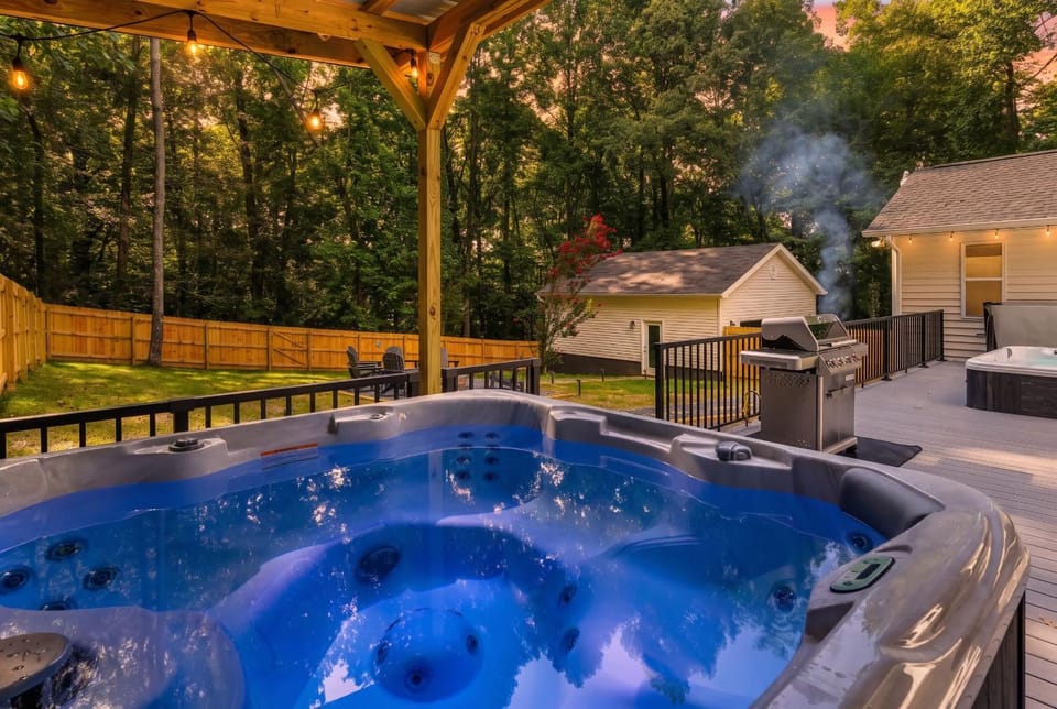 Weekend Vibes - 1 Level - Pool - Hot Tub - Fenced Yard House in Sevierville