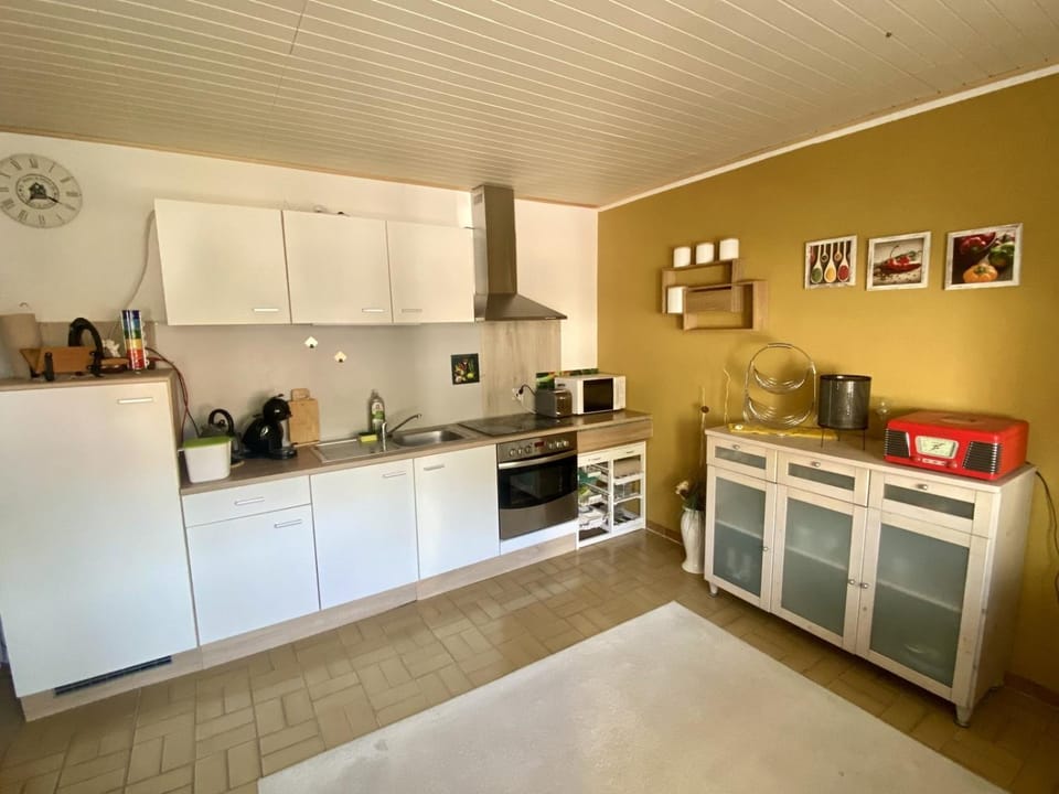 Coffee/tea facilities, Kitchen or kitchenette, oven, pet friendly, stove, toaster