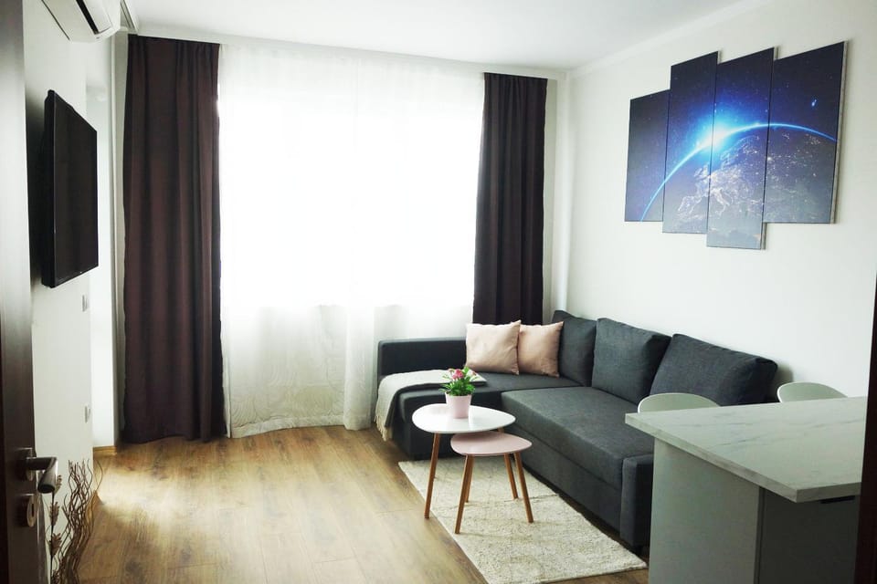 Communal lounge/ TV room, On-site shops, Other, Decorative detail