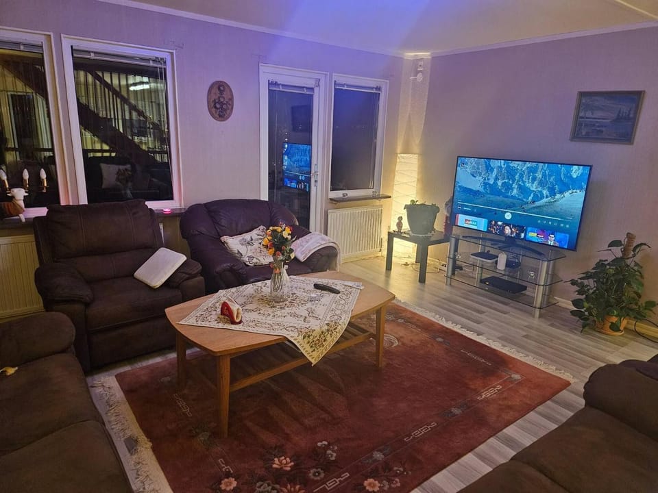 Communal lounge/ TV room, TV and multimedia, Living room