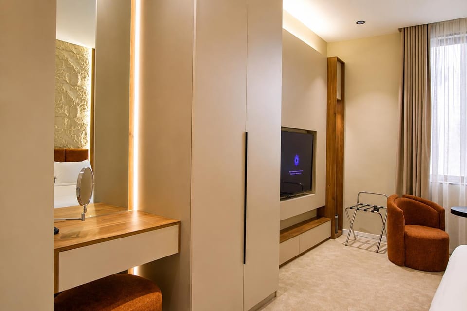 Bed, TV and multimedia, Photo of the whole room, Seating area, hair dresser, hair dryier, wardrobe
