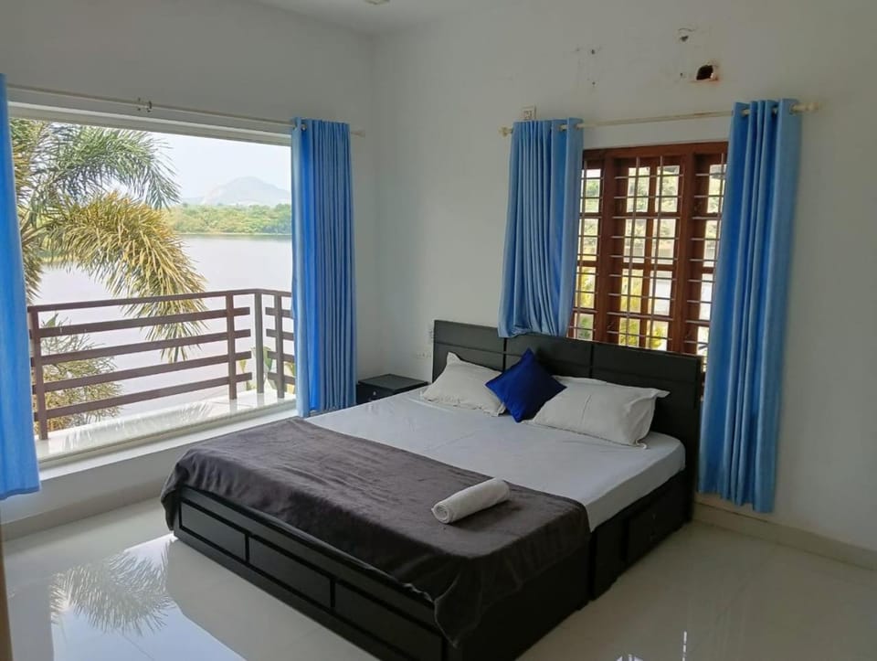 Bed, View (from property/room), Bedroom, Lake view