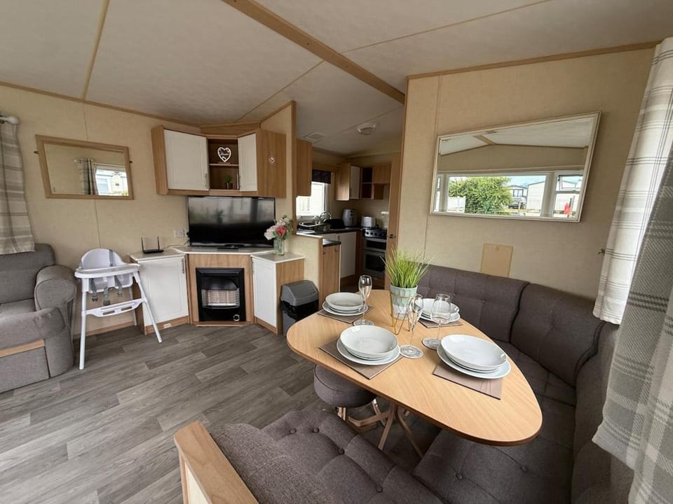 Eastgate B15 - Hot tub - Sleeps 8 - Pet Friendly - Wi-Fi available - Fantasy Island, Meadow Lakes Caravan Hire Apartment in Ingoldmells