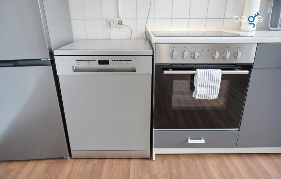 Kitchen or kitchenette, dishwasher, oven