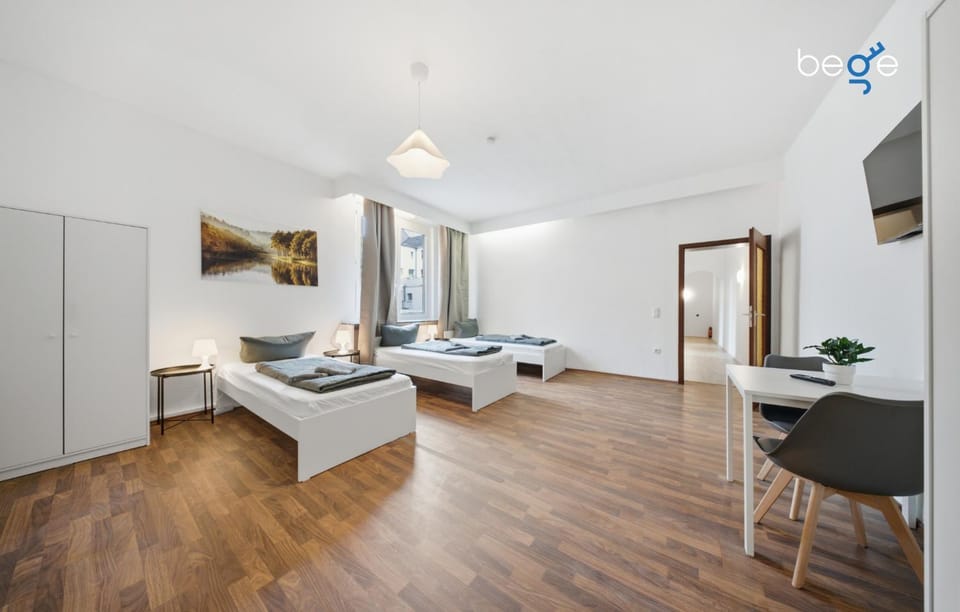 Bed, TV and multimedia, Photo of the whole room, Seating area, Bedroom, towels
