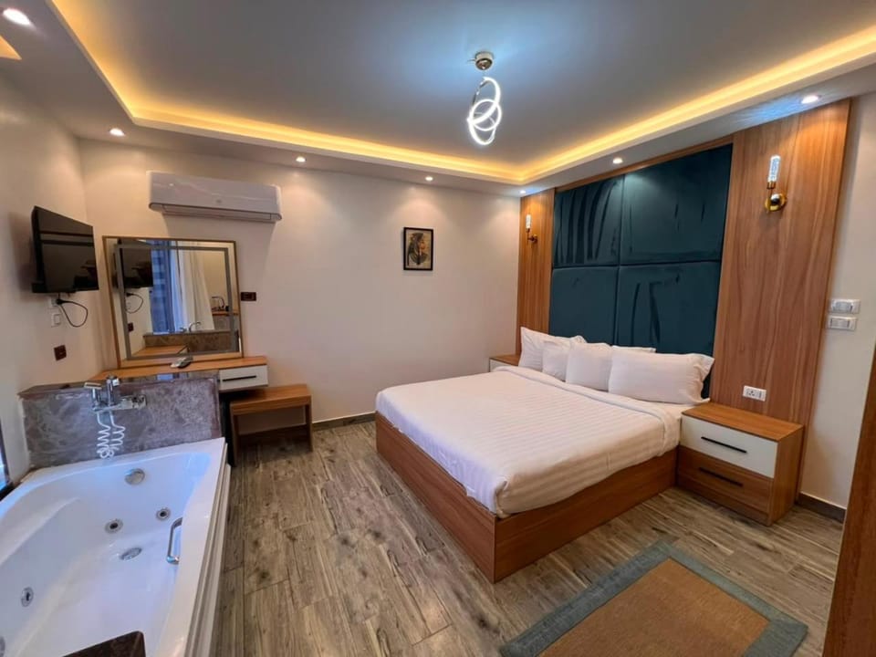 Bed, TV and multimedia, Photo of the whole room, Bedroom, Bath