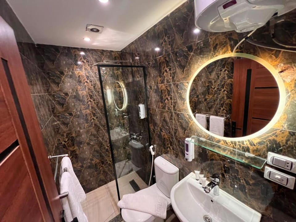 Shower, Toilet, Bathroom, towels